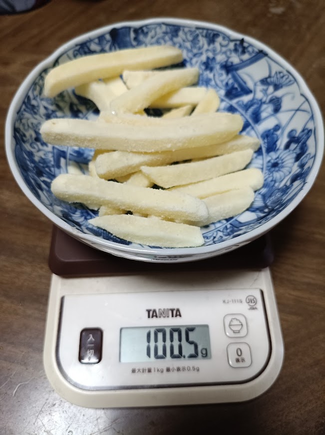 凍ったままのフライドポテト100gをTANITAのスケールで計量（100.5g）