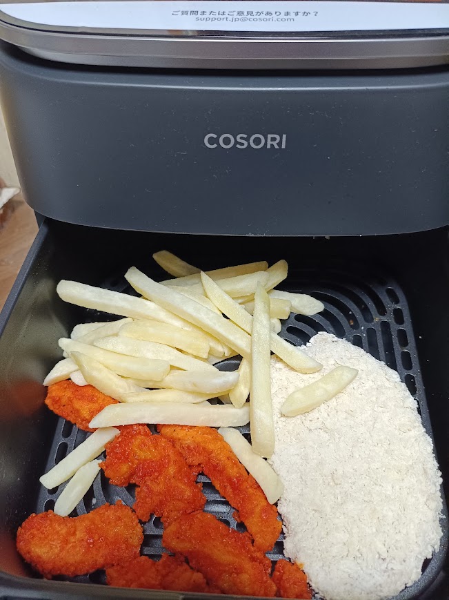 COSORIノンフライヤーのバスケットに入れた凍ったままのポテト、レッドチリペッパーチキン、豚ロースカツ