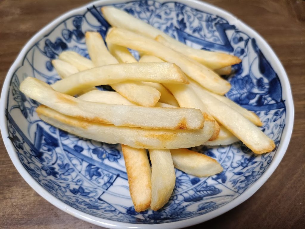 皿に盛った調理後のフライドポテト