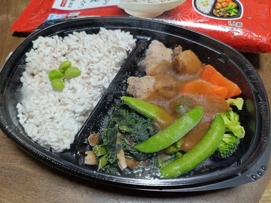 ラップをしたトレーに入った五穀ごはんと鶏の照り焼き・野菜のおかず