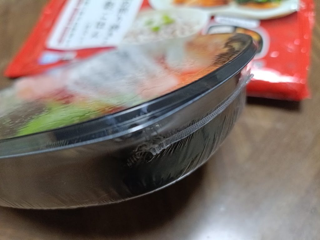 フィルムをしたトレーの縁