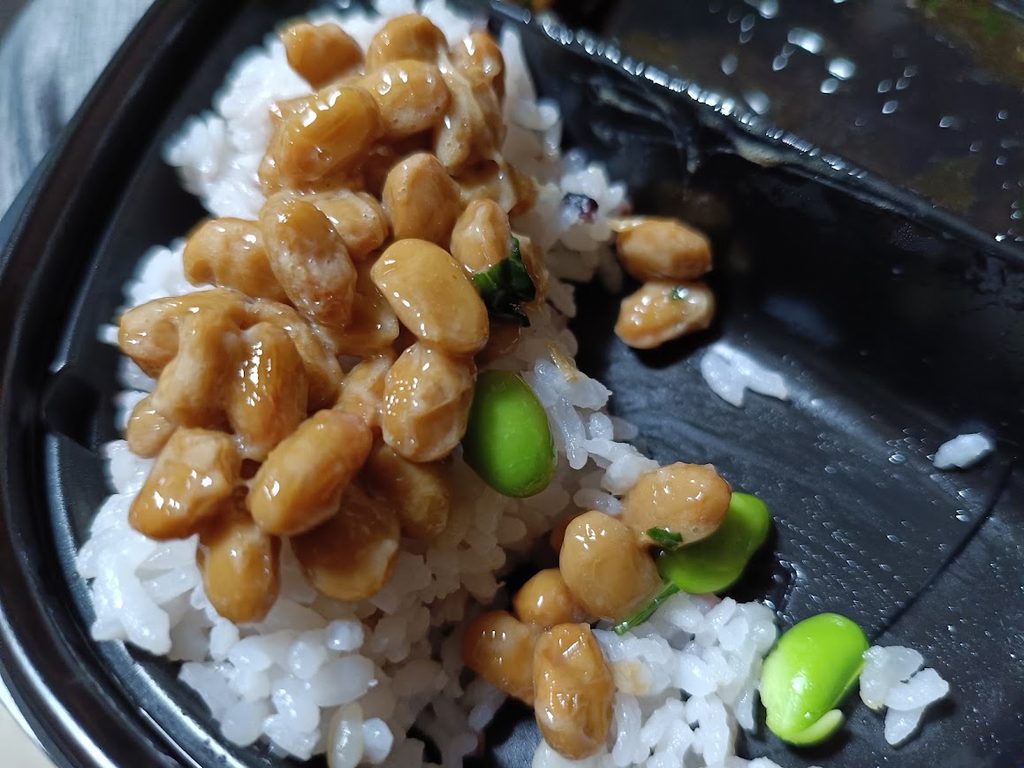 五穀ごはんにのせた納豆