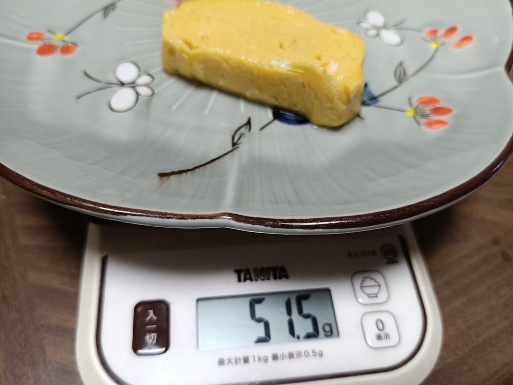 厚焼玉子1切れをTANITAのスケールで計量(51.5g)
