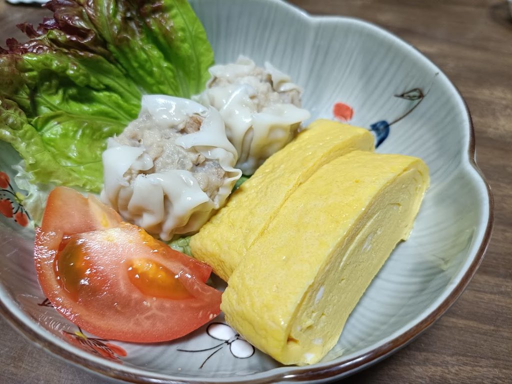 厚焼玉子2切れ・焼売・トマト・レタスの盛り付け
