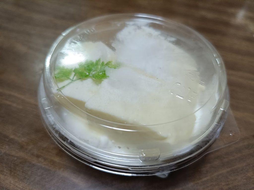 蓋つき容器に入った雪どけレアチーズ