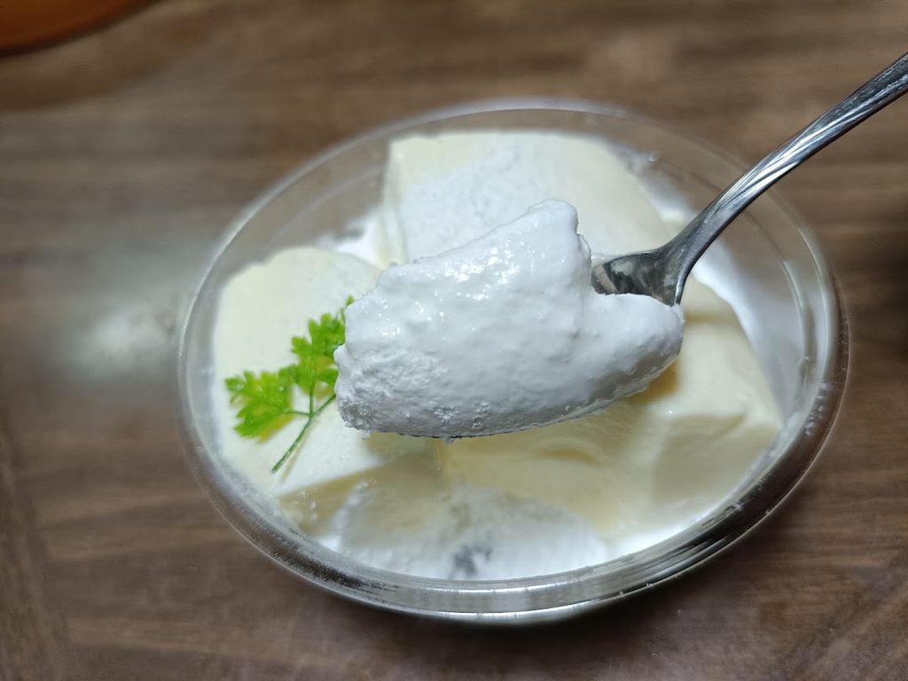 スプーンですくった雪どけレアチーズ