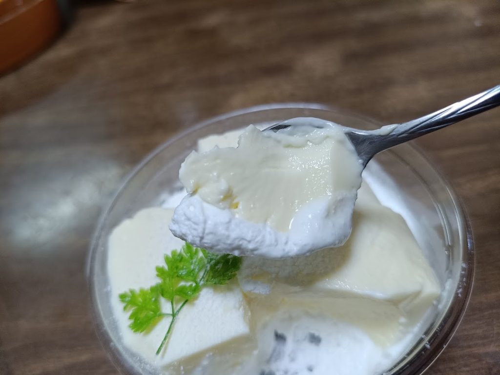スプーンですくった雪どけレアチーズの断面
