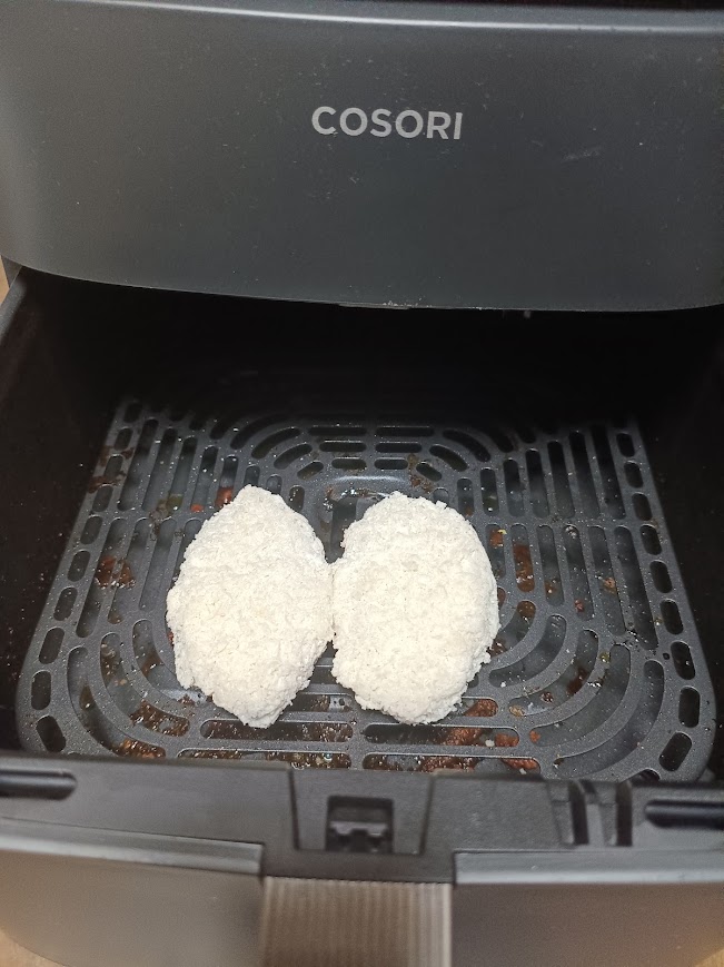 COSORIのノンフライヤーのバスケットに入れた、冷凍のままのまぐろカツ2枚