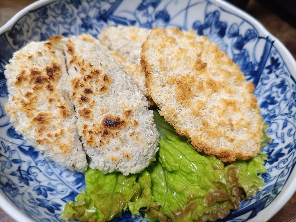レタスを敷いた皿に盛った、焼いたまぐろカツ