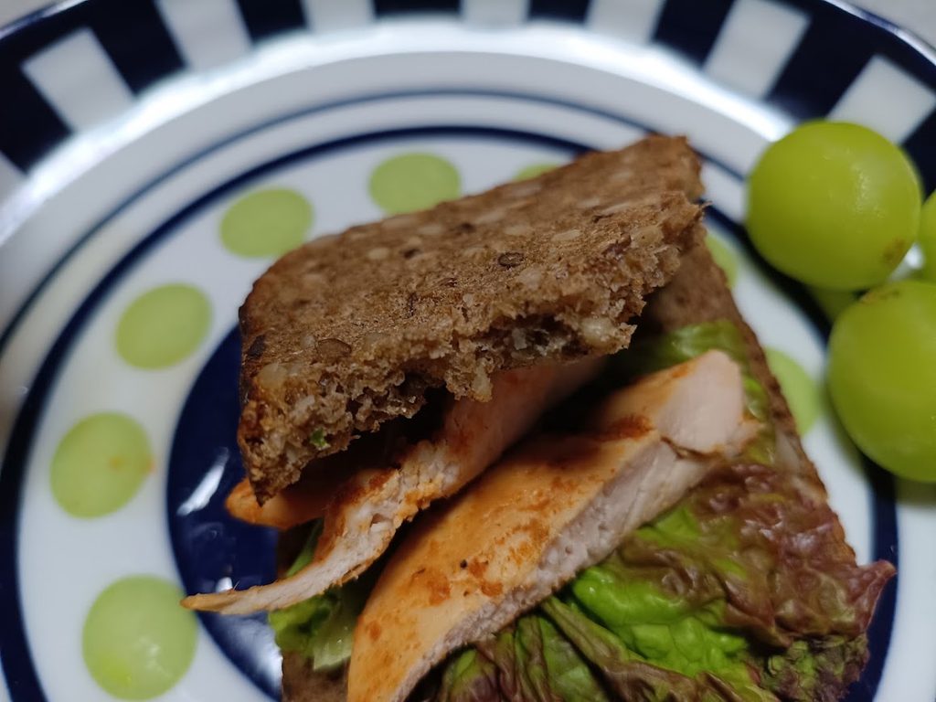 パンの断面。下にチキンとレタスが挟まっている