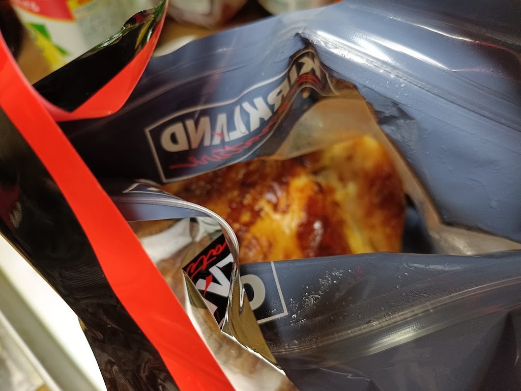 ジッパー付きの袋の中のロティサリーチキン