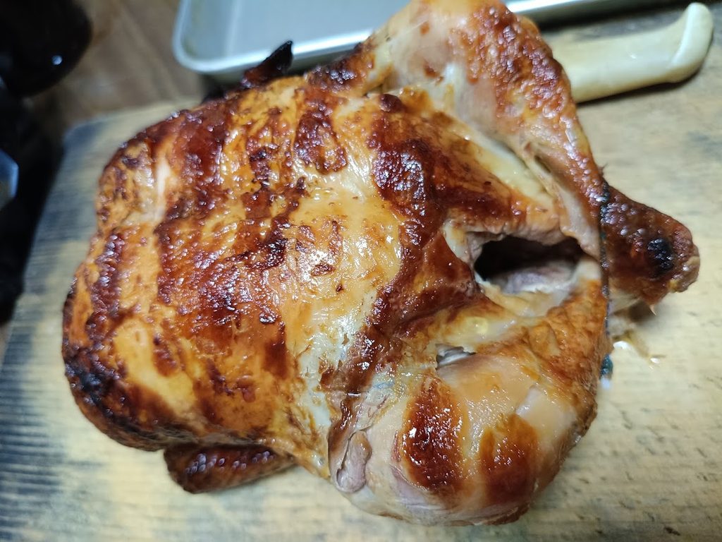 袋から出した丸鶏のロティサリーチキン