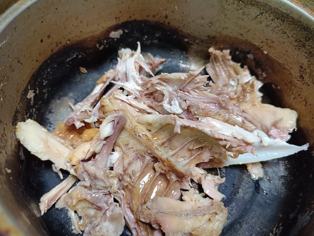 鍋に入れた鶏の骨