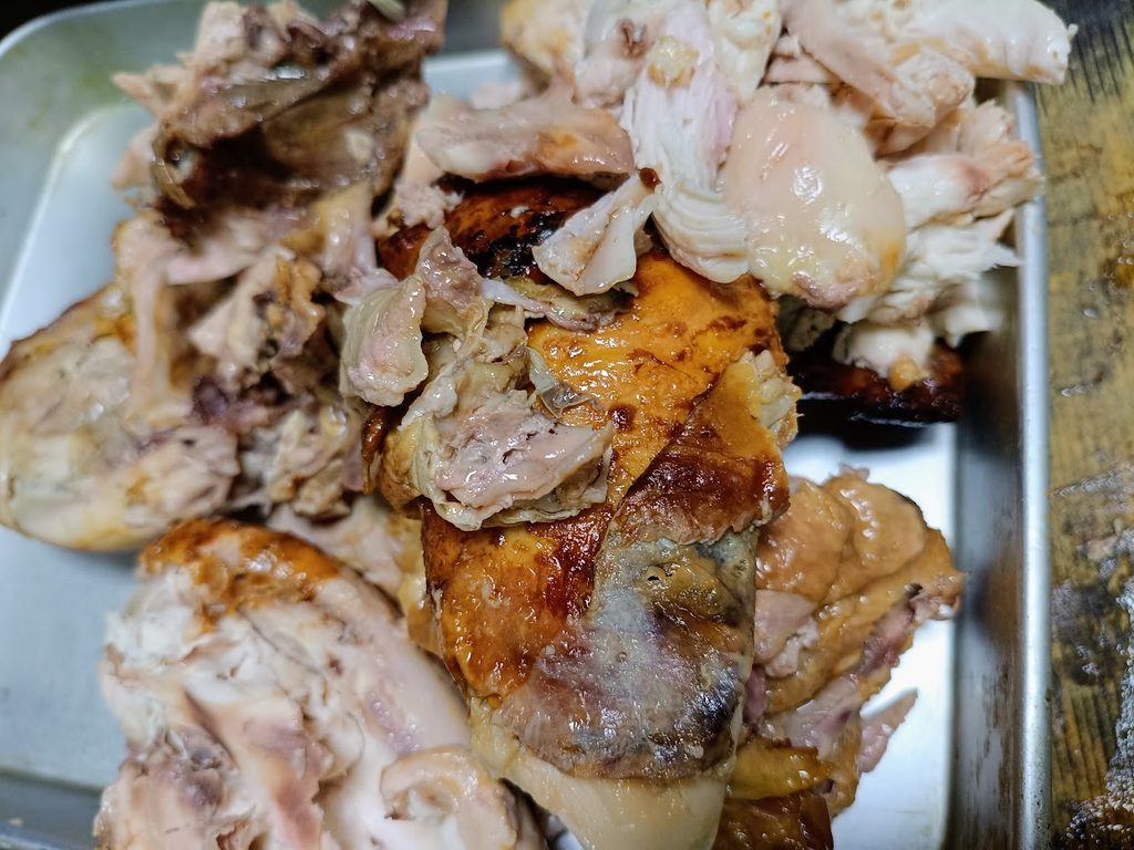 トレーに取り分けた鶏肉
