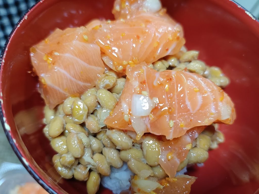納豆ご飯にのせたハワイアンサーモンポキ