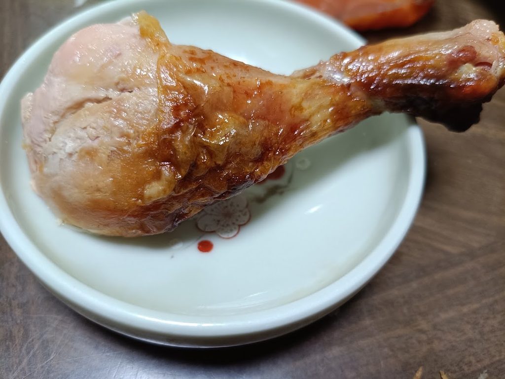 小皿にのせたロティサリーチキンの脚