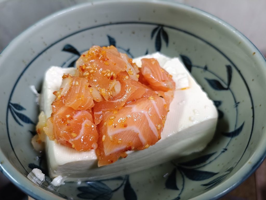 豆腐にのせたハワイアンサーモンポキ