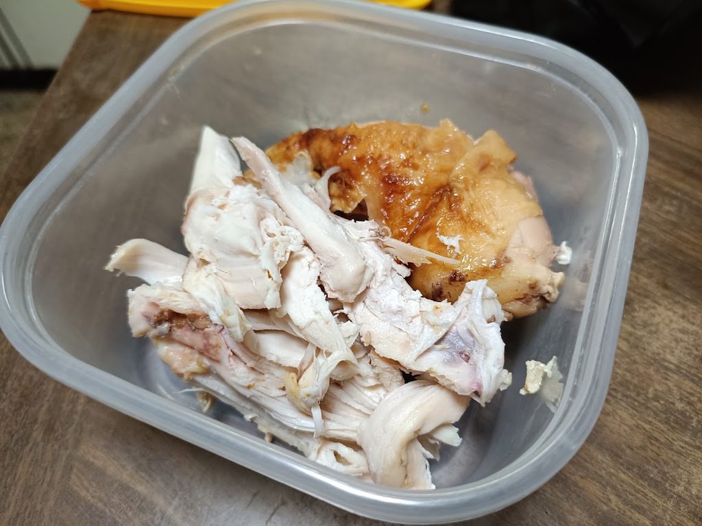 保存容器に入れたロティサリーチキン