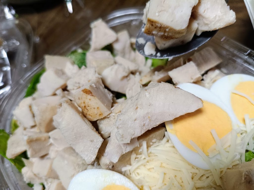 スプーンですくったグリルチキン