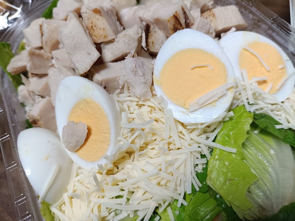 ゆで卵・パルメザンチーズ・グリルチキンのアップ