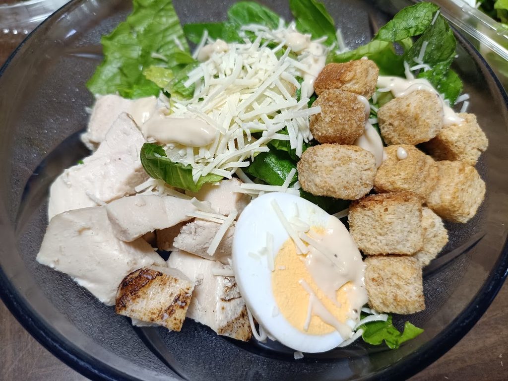 ボウルに取り分けてドレッシングをかけたクラシックシーザーサラダ