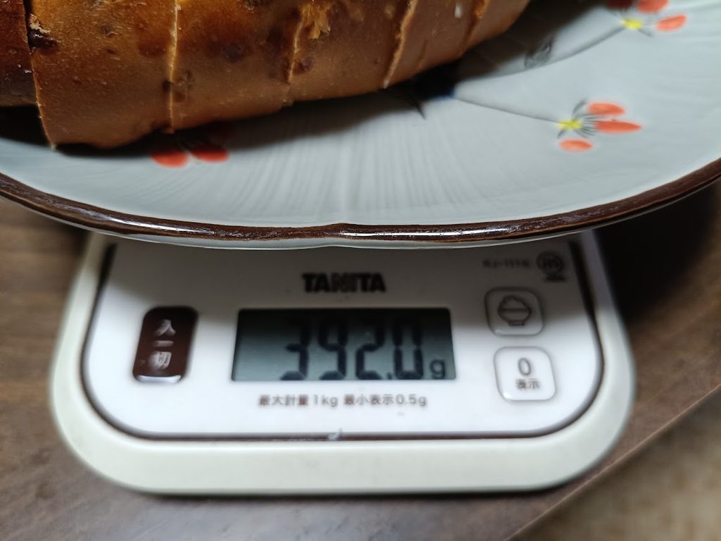 ウォールナッツレーズンブレッド1本をTANITAのスケールで計量(392.0g)