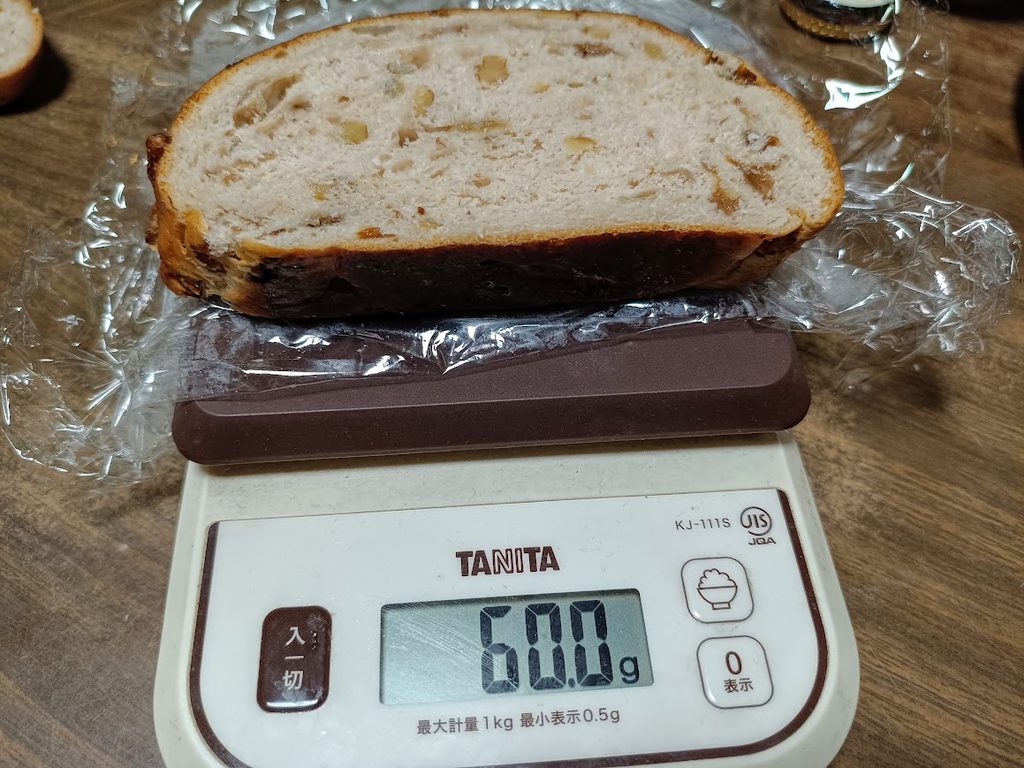 2.5cmに切った1切れをTANITAのスケールで計量(60.0g)