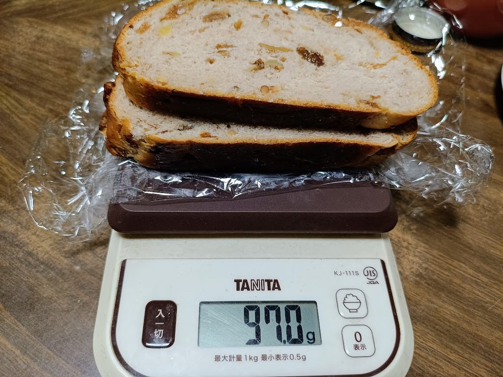 厚みの違う2切れを重ねてTANITAのスケールで計量(97.0g)