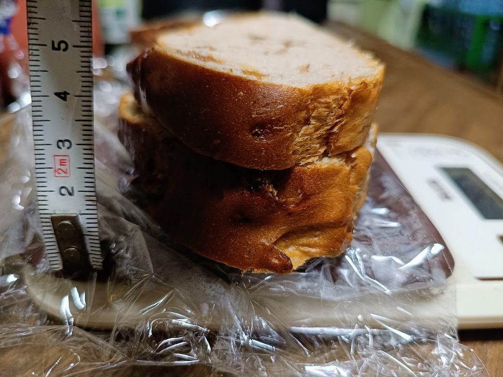 2切れを重ねた高さを定規で確認