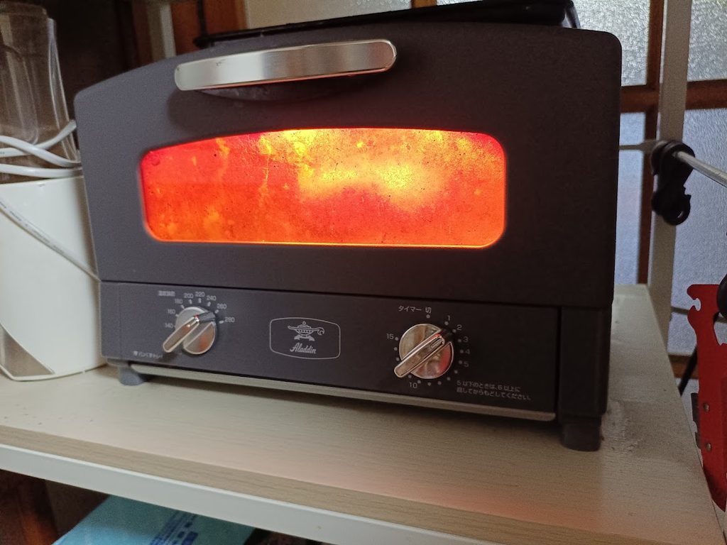 アラジンのトースター(庫内が赤く光っている)