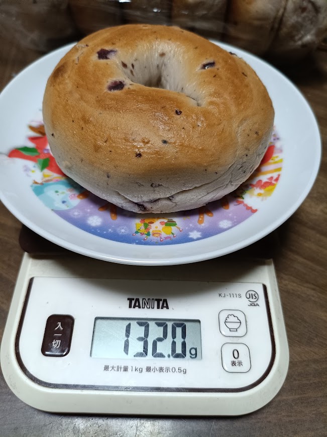 クランベリーブルーベリーベーグル1個をはかりに載せた様子(表示132.0g)
