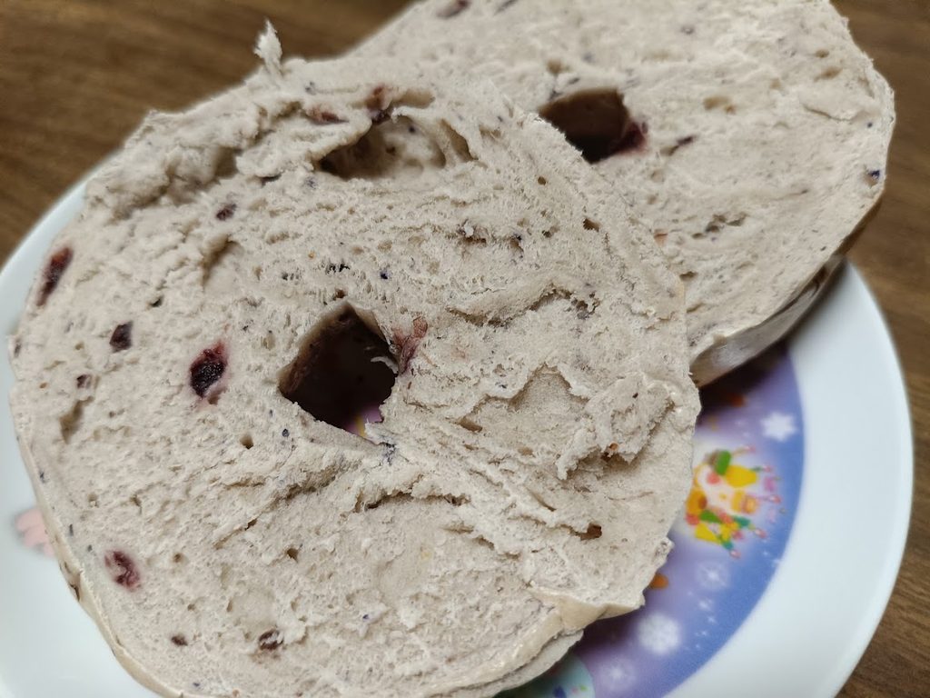 割ったクランベリーブルーベリーベーグルの断面