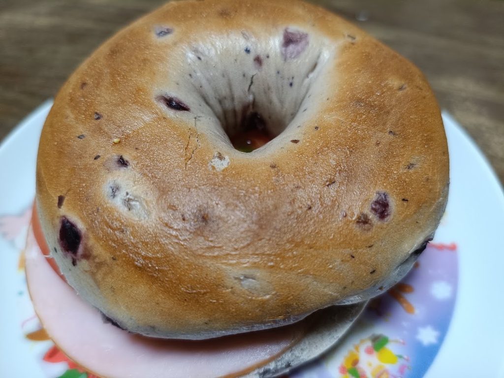 クランベリーブルーベリーベーグルの穴のアップ(ベリーの粒が見える)