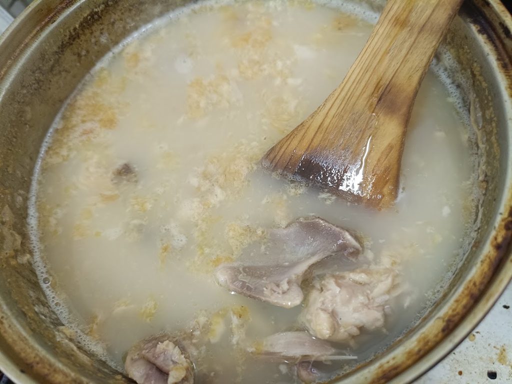 骨を煮て出汁を取っている鍋