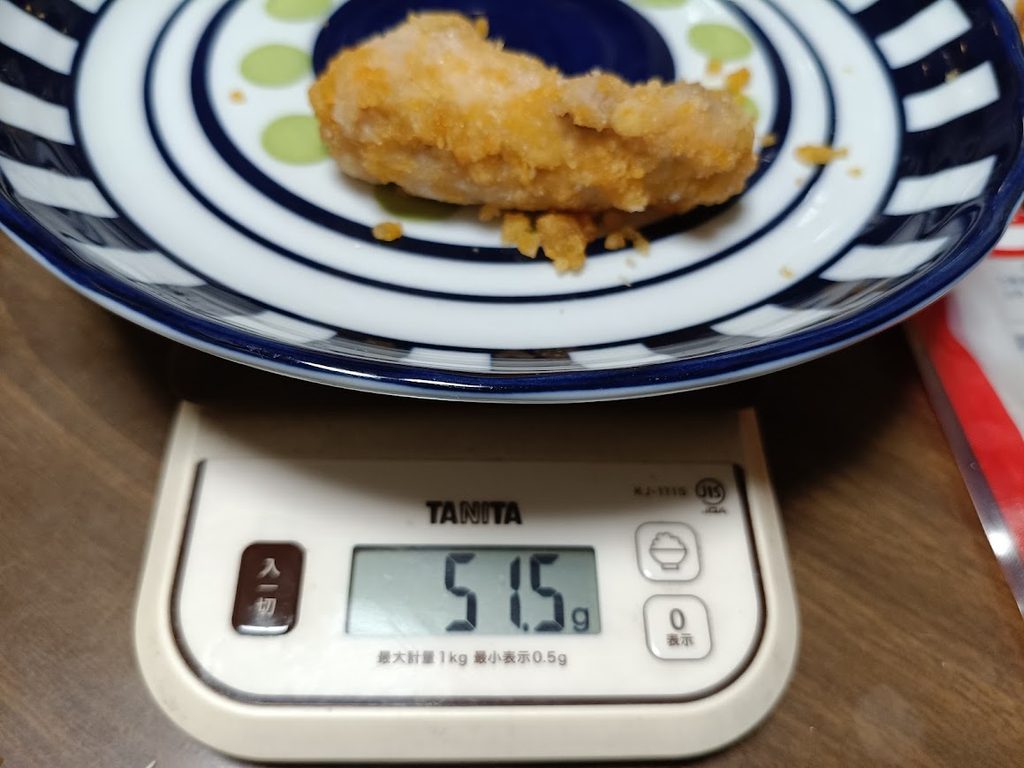 バックリブのフライドチキン(中)をTANITAのスケールで計量(51.5g)