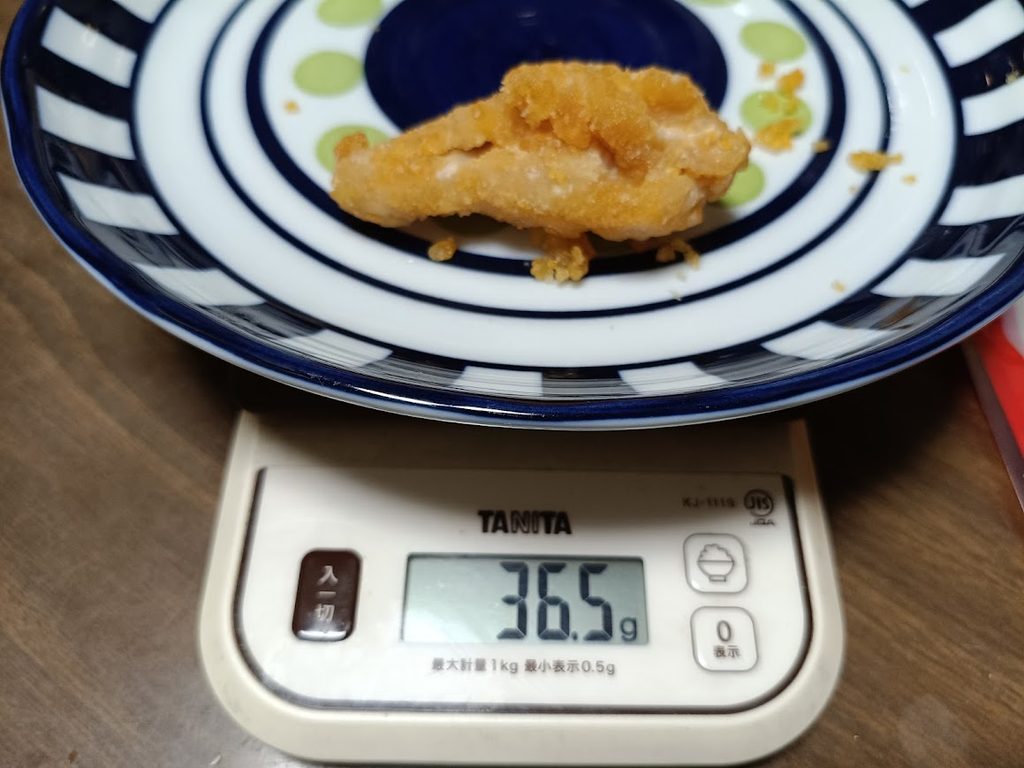バックリブのフライドチキン(小)をTANITAのスケールで計量(36.5g)