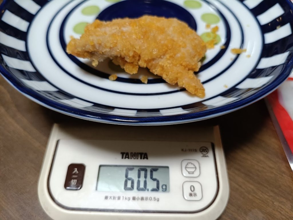 バックリブのフライドチキン(大)をTANITAのスケールで計量(60.5g)