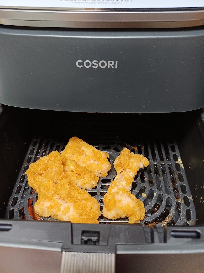 COSORIノンフライヤーのバスケットに入れた冷凍のままのバックリブのフライドチキン(3本)