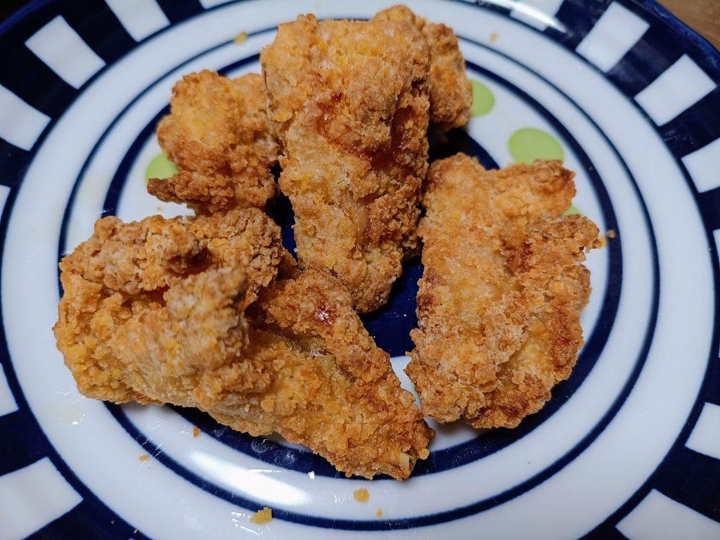 皿に盛った温めたバックリブのフライドチキン