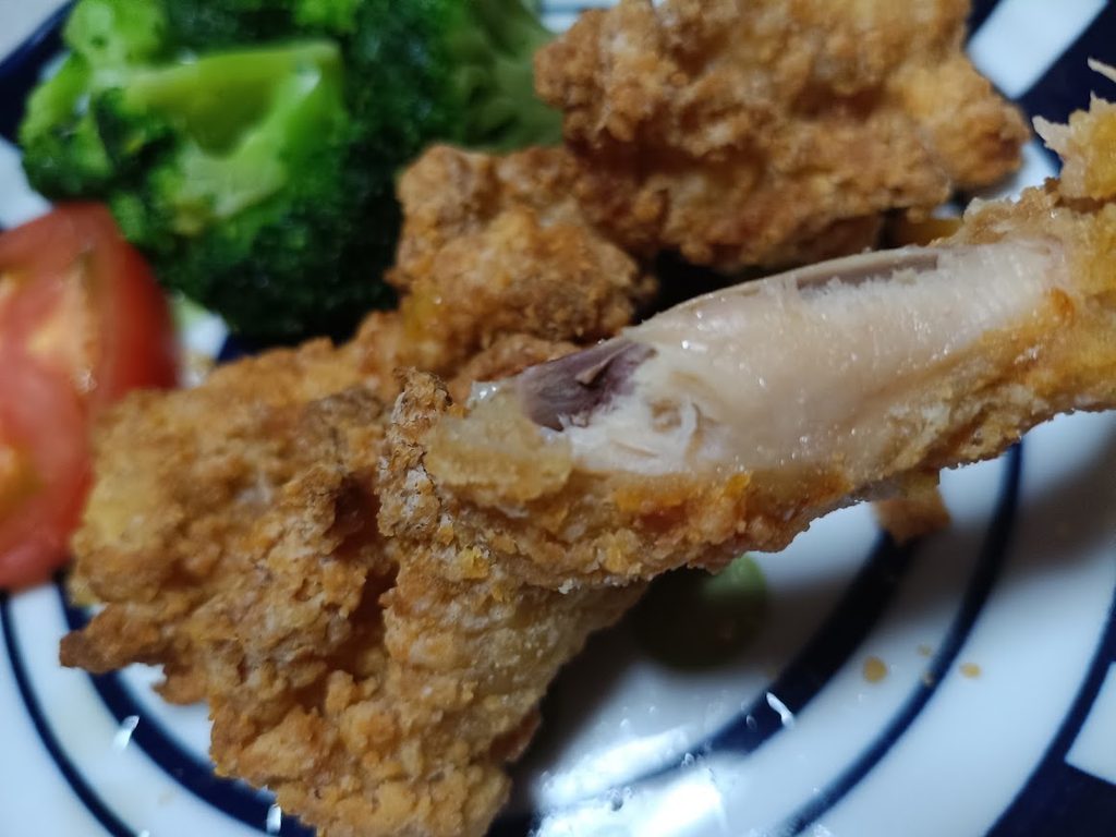 かじった断面から骨が見えるバックリブのフライドチキン