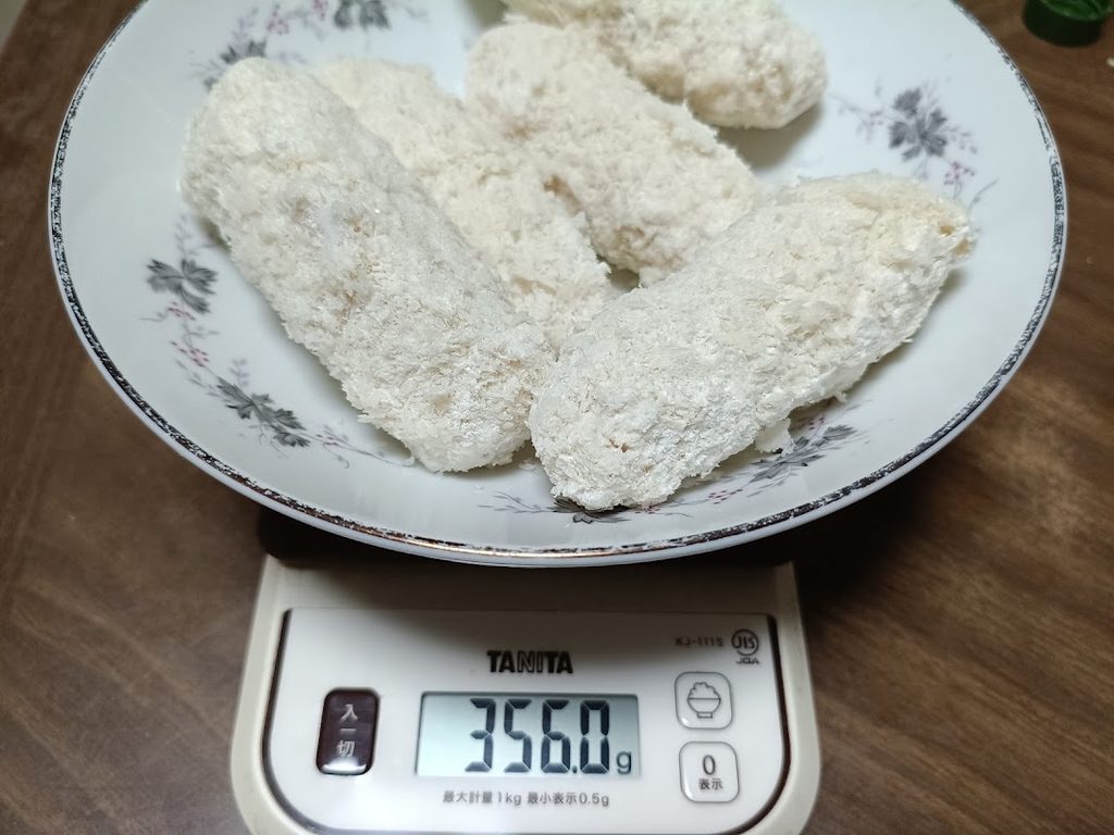 凍ったままのささみチーズフライ5本をスケールで計量(356.0g)