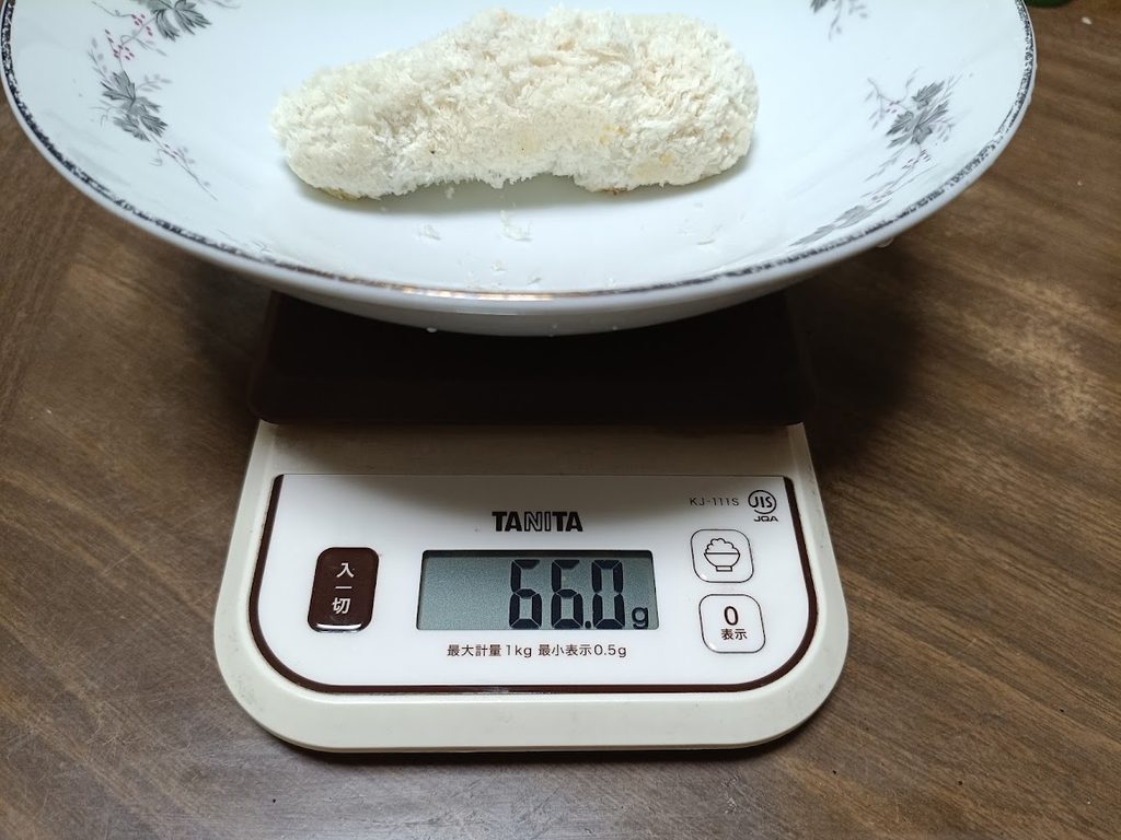ささみチーズフライ1本をスケールで計量(66.0g)