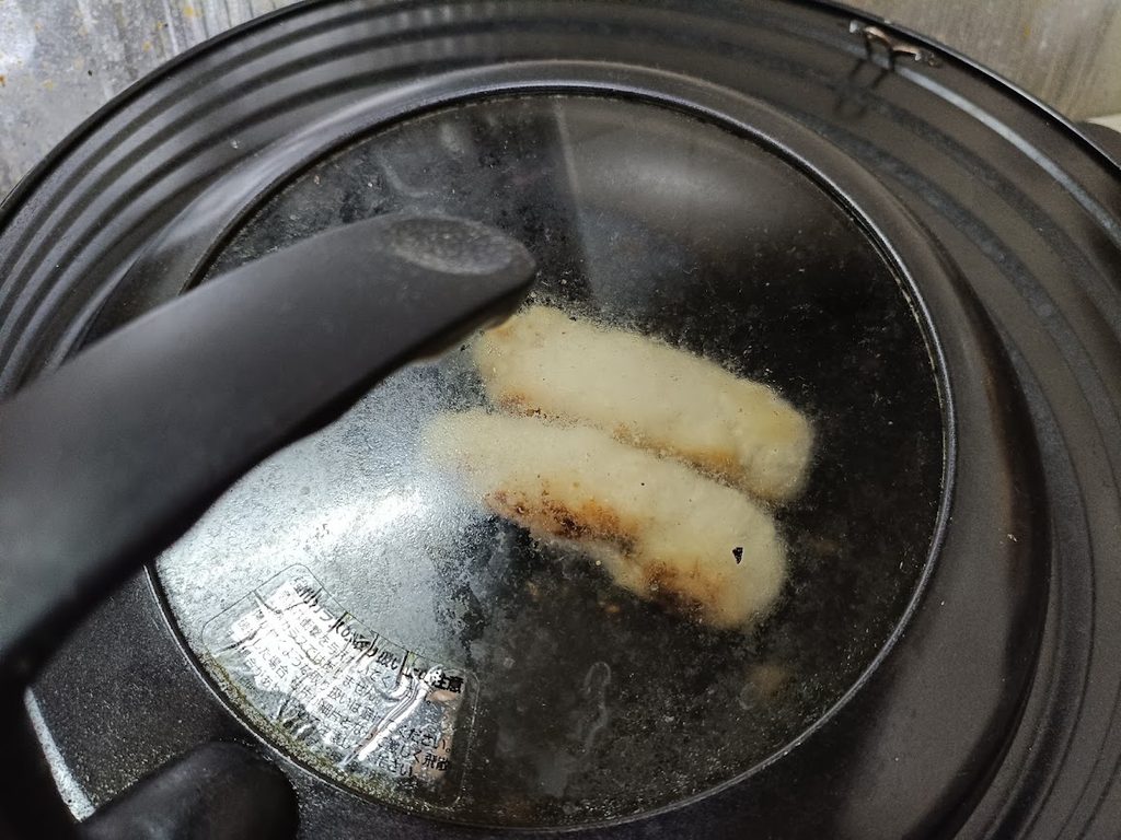 蓋をしてフライパンで加熱中のささみチーズフライ2本