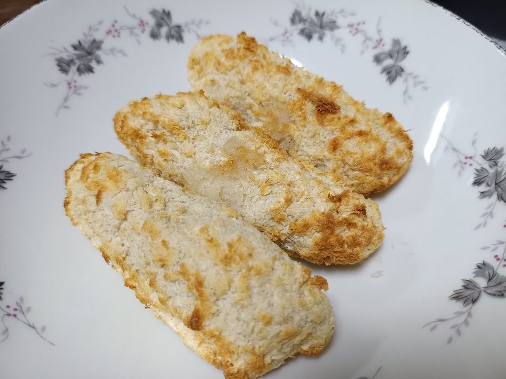皿に盛った調理後のささみチーズフライ3本