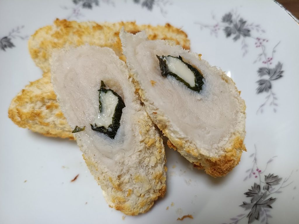 調理後のささみチーズフライの断面(チーズと青しそ)