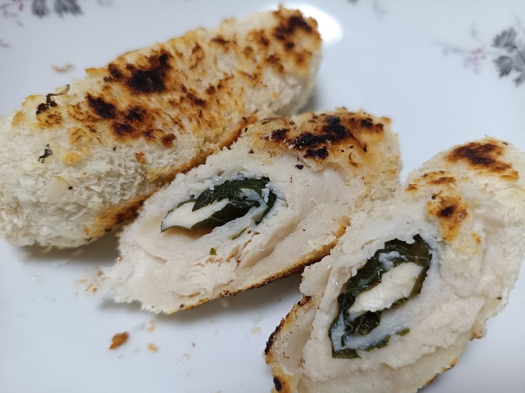 調理後のささみチーズフライの断面(焼き目と、しそ・チーズ)