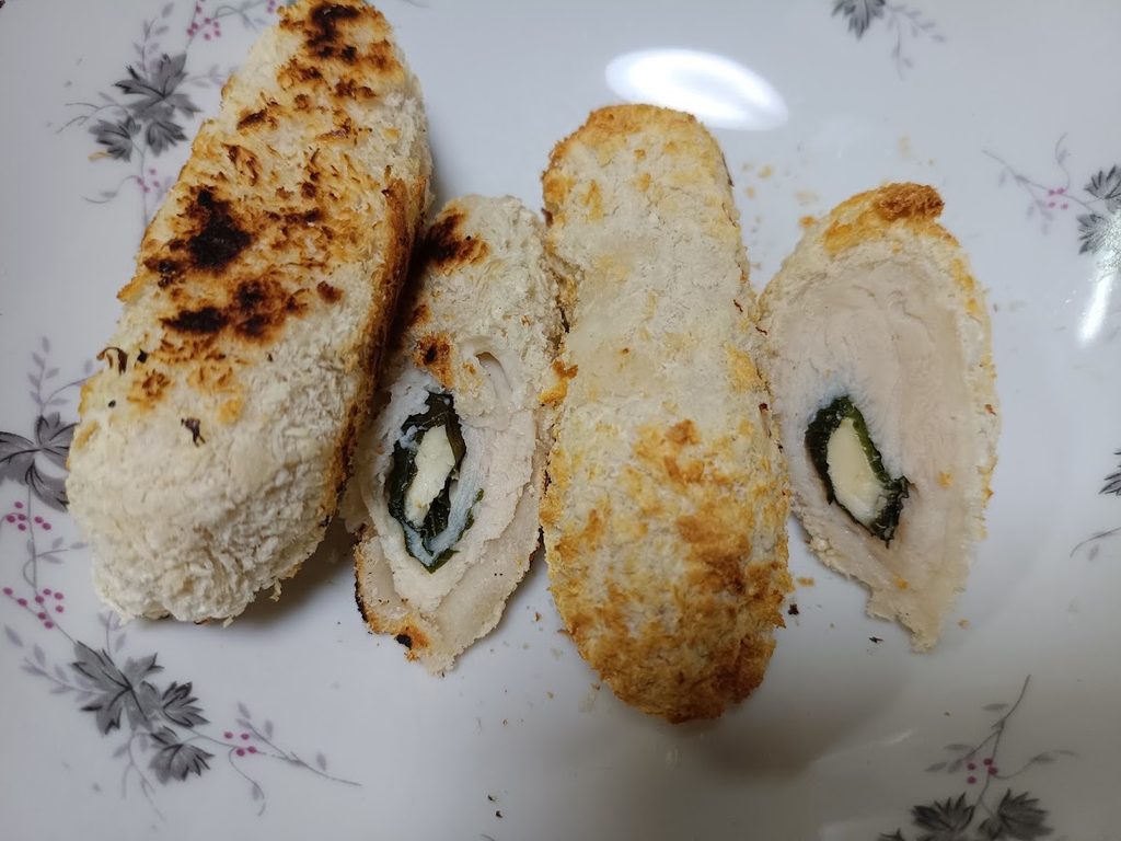調理後のささみチーズフライ(焼き色の違う2本と断面)