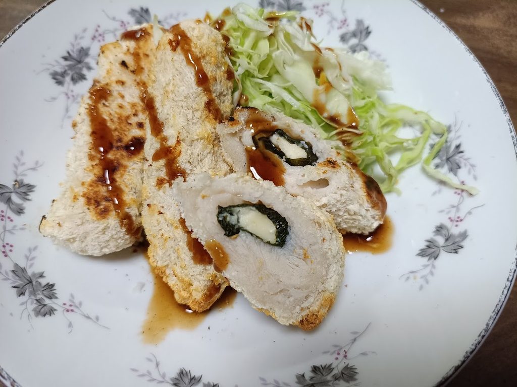 中濃ソースとキャベツの千切りを添えたささみチーズフライ
