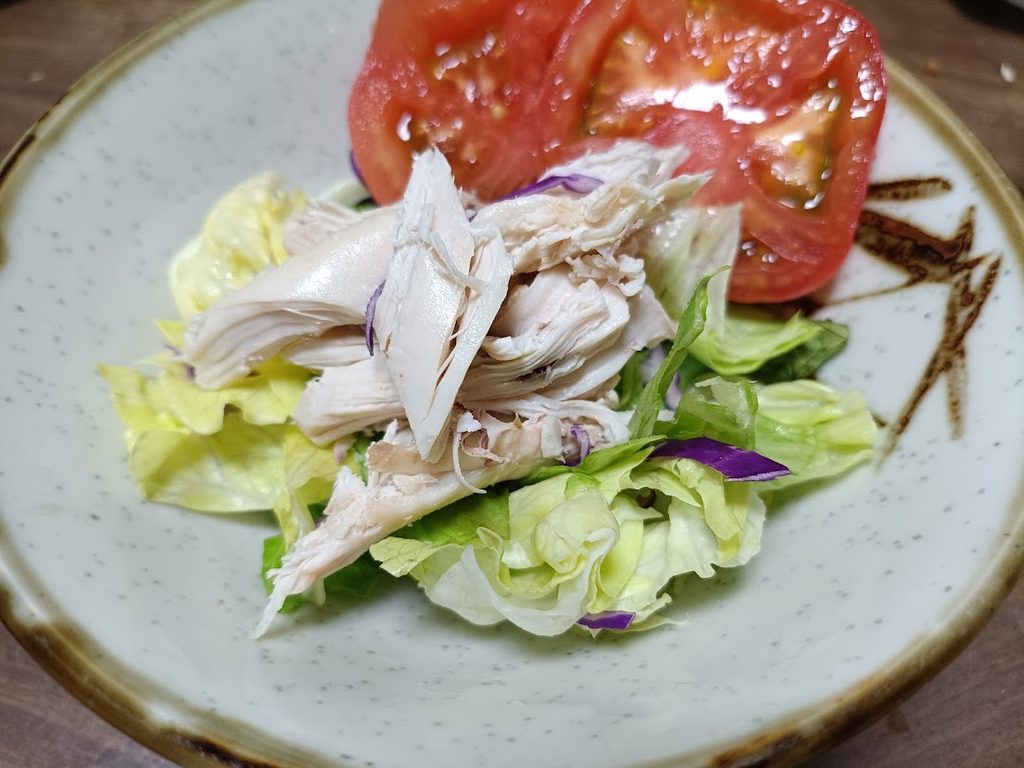 割いたロティサリーチキンのサラダ