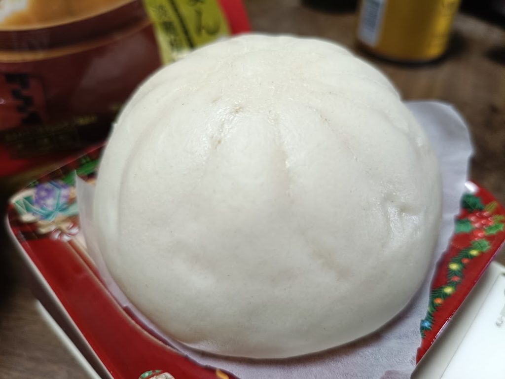 袋から取り出した金の豚まん